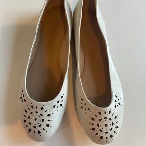 NWOB Cream Cutout Flats